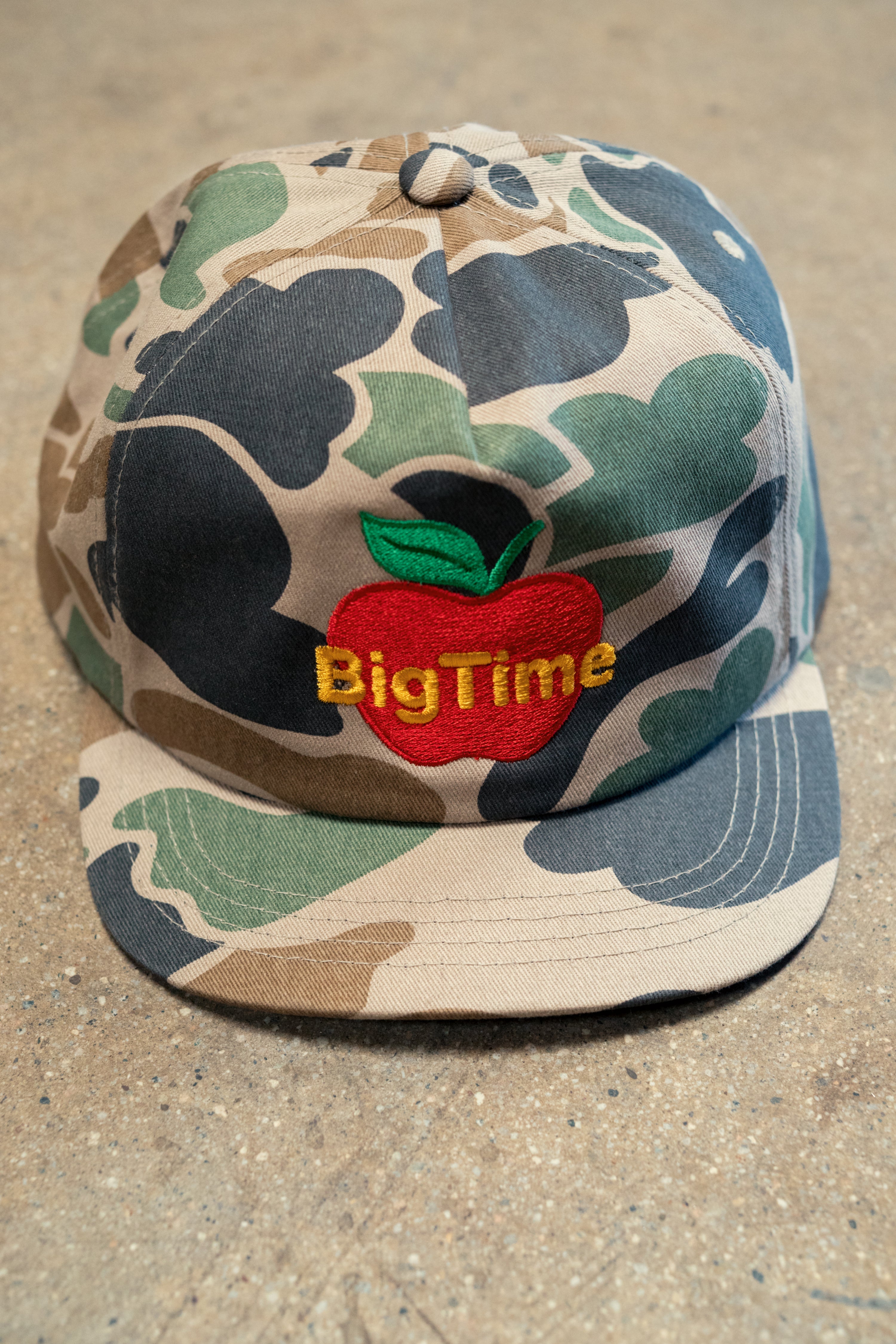 APPLE CAMO SHORT BILL HAT