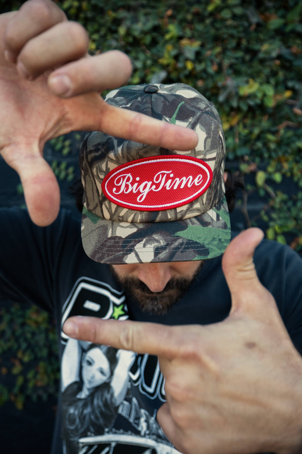 LOGO SCRIPT CAMO SHORT BILL HAT