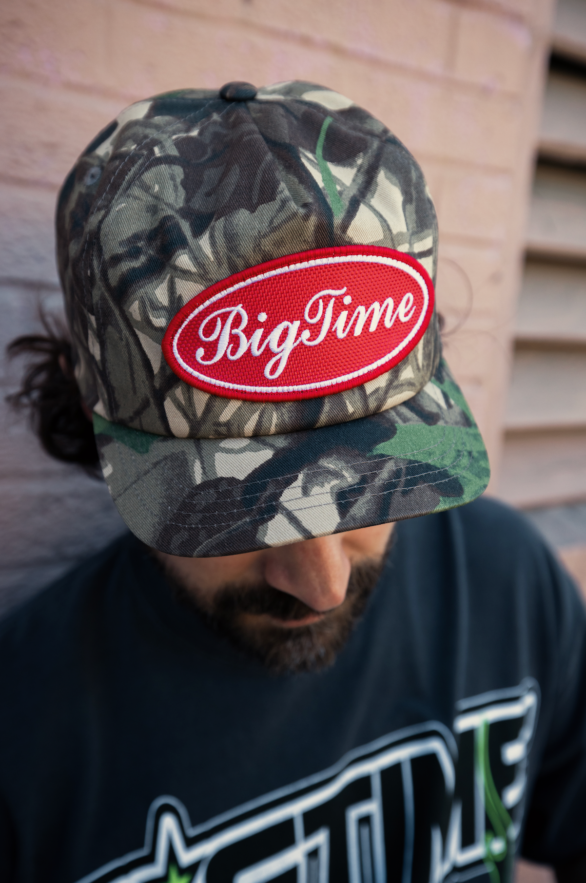 LOGO SCRIPT CAMO SHORT BILL HAT
